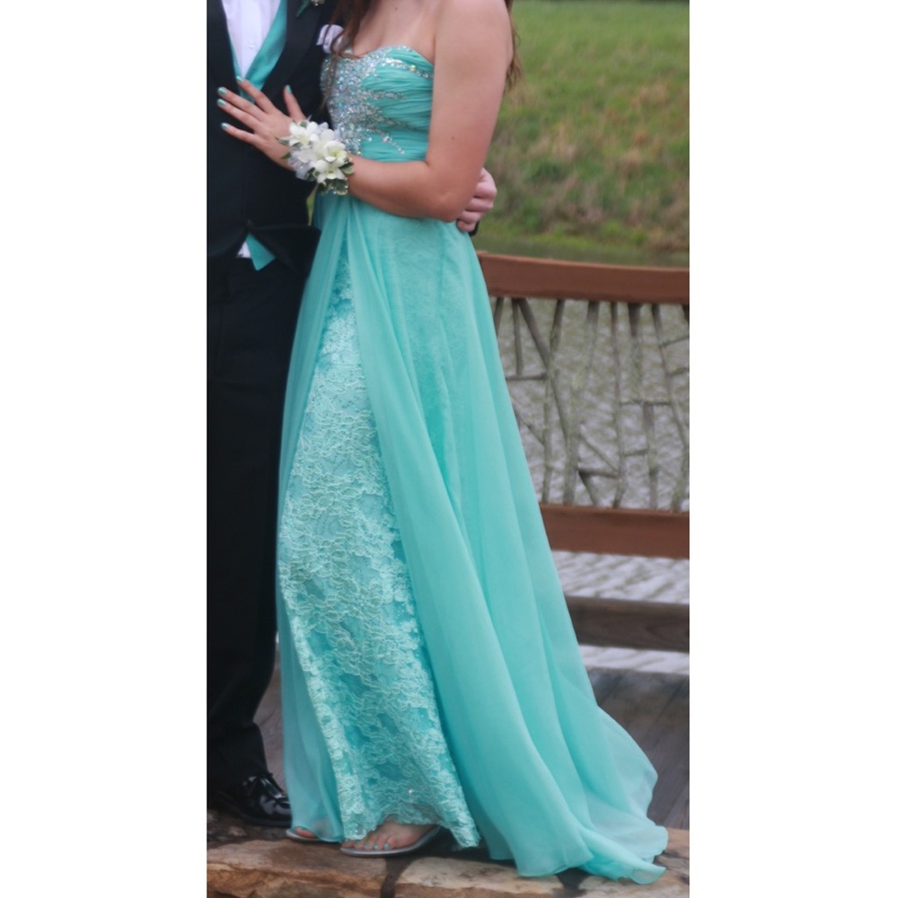 Aqua strapless or spaghetti strapped formal/prom dress size 10 (unaltered)